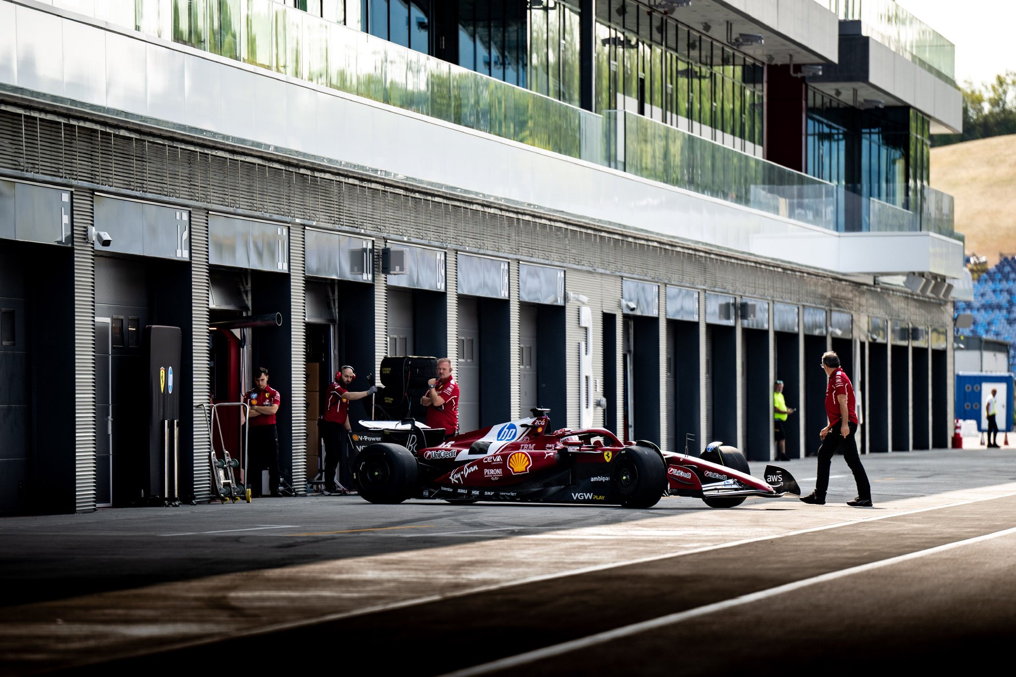 梅赛德斯险胜迈凯伦，勒克莱尔点燃赛场